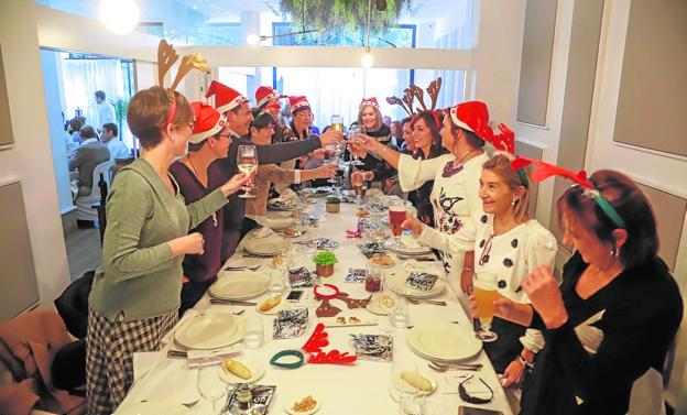 Trabajadores de una empresa celebran la comida de Navidad en el restaurante La Marquesita. 