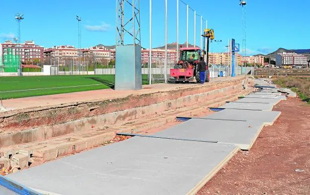 El temporal de viento derribó 116 metros del muro de un campo de fútbol en Jumilla . 