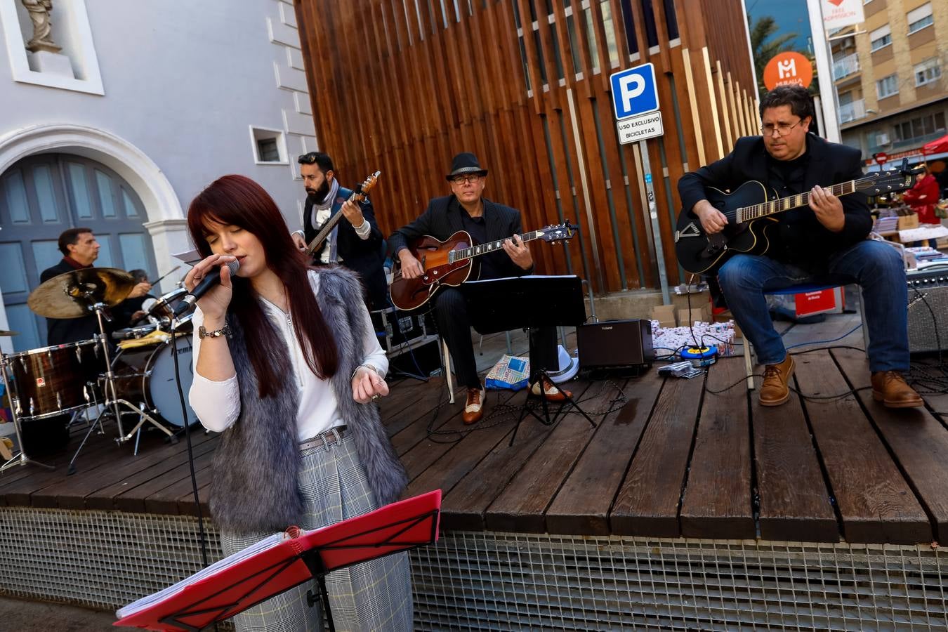 El acto que forma parte de l proyecto ADN Urbano es una convivencia con más de 150 artistas de diferentes disciplinas como ilustración, fotografía, pintura, escultura y arte floral