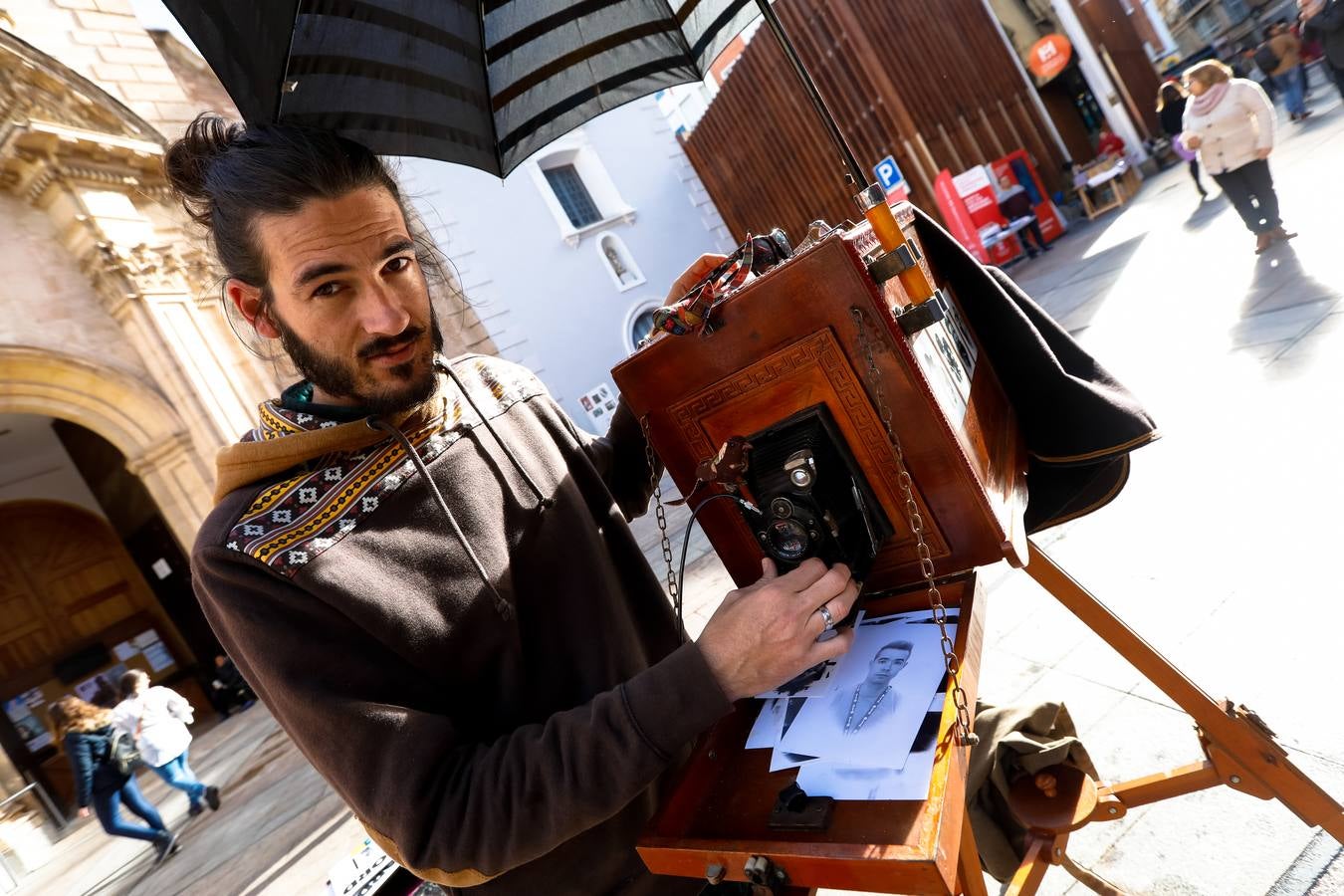 El acto que forma parte de l proyecto ADN Urbano es una convivencia con más de 150 artistas de diferentes disciplinas como ilustración, fotografía, pintura, escultura y arte floral