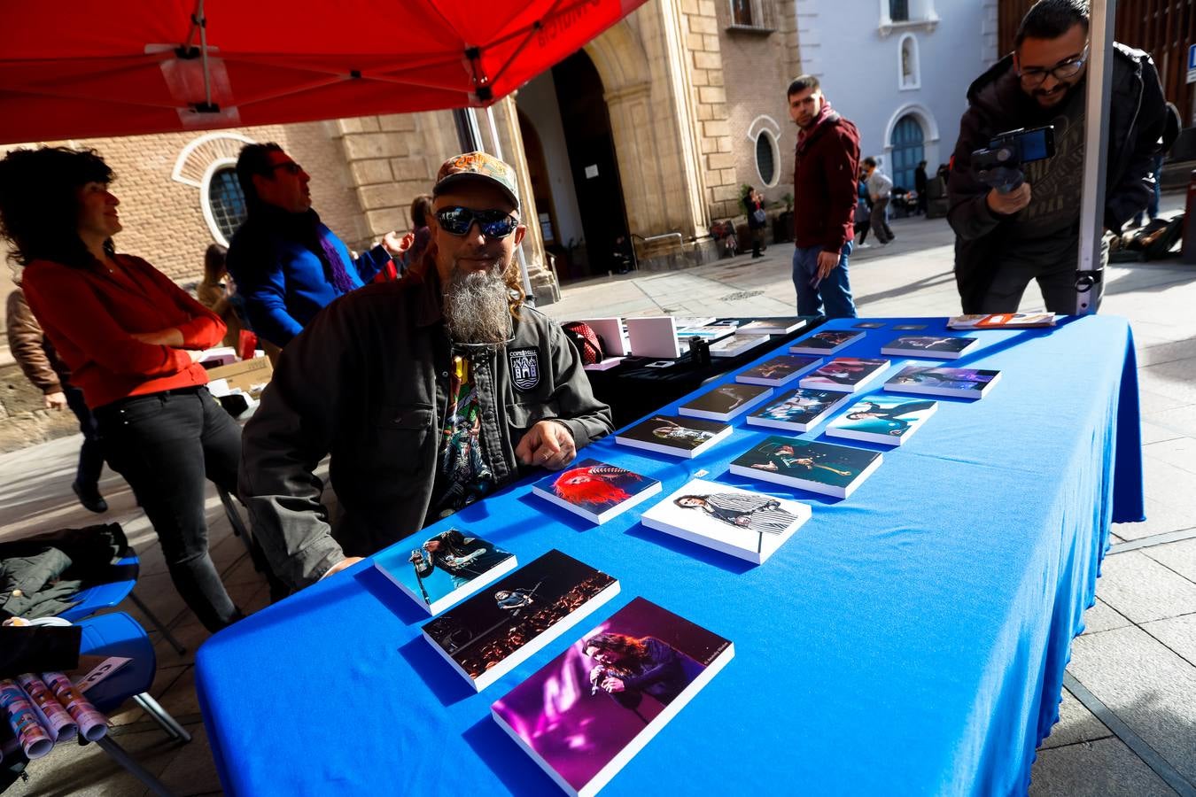 El acto que forma parte de l proyecto ADN Urbano es una convivencia con más de 150 artistas de diferentes disciplinas como ilustración, fotografía, pintura, escultura y arte floral