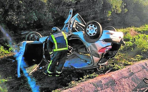 Un bombero trabaja en un accidente en Cieza en el que falleció una joven de 24 años. 