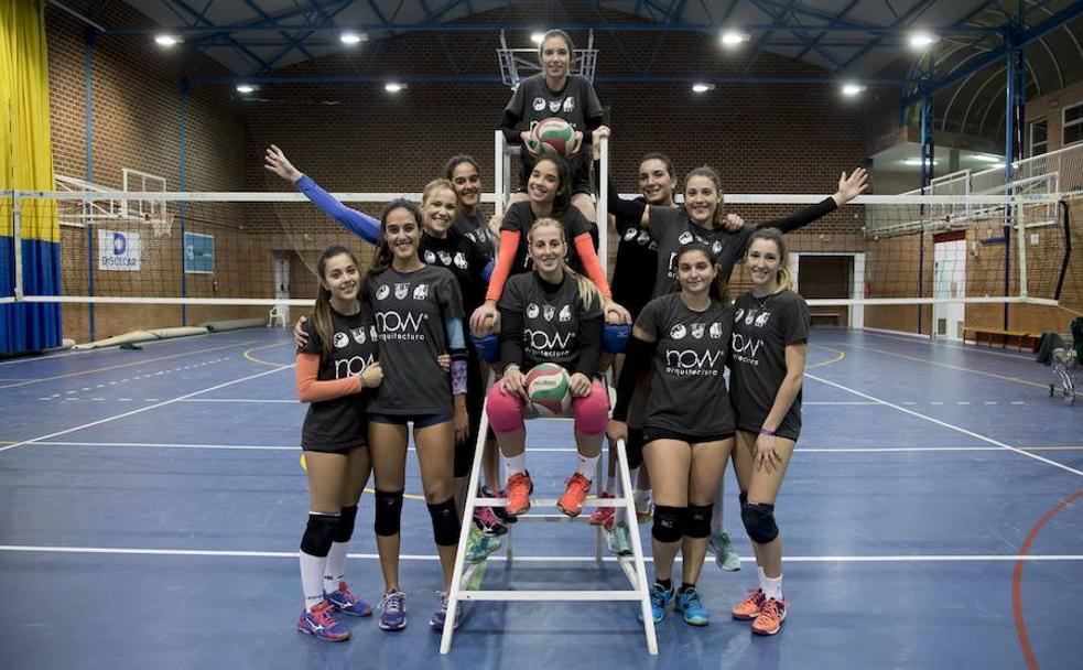 Las chicas del Algar Surmenor posan para 'La Verdad', el jueves, antes del entrenamiento en el polideportivo de El Algar.