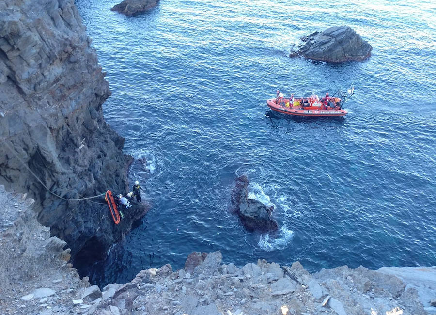 Un guardia civil se lanzado al mar para rescatar a la accidentada en una operación que ha contado con la colaboración del cuerpo de Bomberos, Cruz Roja, personal médico del 061 y Policía Local de Cartagena