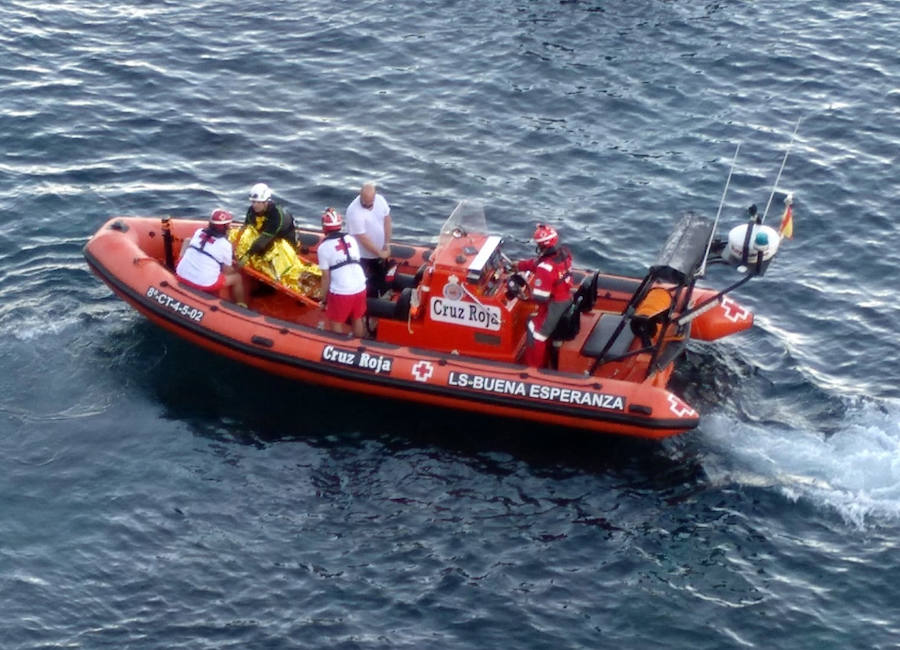 Un guardia civil se lanzado al mar para rescatar a la accidentada en una operación que ha contado con la colaboración del cuerpo de Bomberos, Cruz Roja, personal médico del 061 y Policía Local de Cartagena