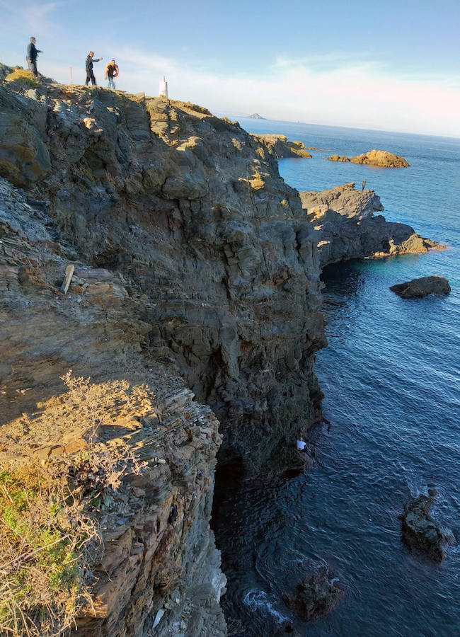 Un guardia civil se lanzado al mar para rescatar a la accidentada en una operación que ha contado con la colaboración del cuerpo de Bomberos, Cruz Roja, personal médico del 061 y Policía Local de Cartagena