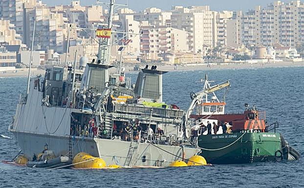 El cazaminas 'Turia', encallado frente a la costa de La Manga. 