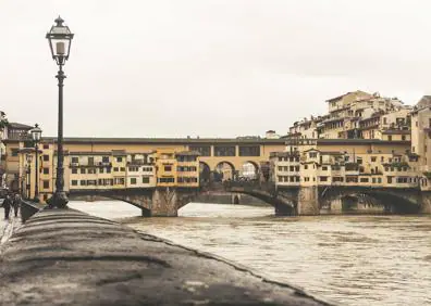 Imagen secundaria 1 - 1. Basilica di Santa Croce. | 2. Ponte Vecchio, el puente más conocido de Florencia. | 3. 'Rapto de las Sabinas', en la Loggia della Signoria. 