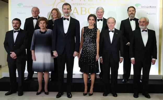 En la imagen, delante, de izquierda a derecha, Jesús Fernández Salvadores, Pilar de Yarza, los Reyes, Gregorio Marañón y Darío Villanueva. Detrás, Manuel Arzuaga, Catalina Luca de Tena, Santiago Bergareche y Bieito Rubido. 