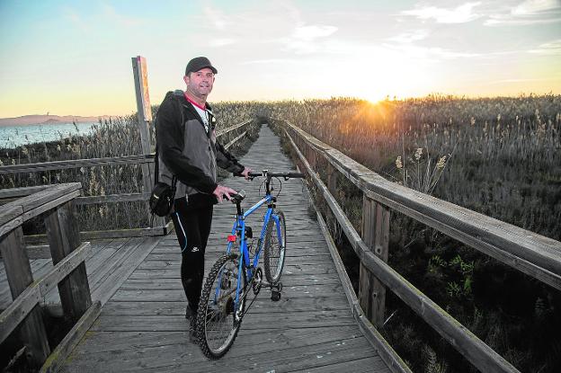 Ángel Faz, con su bicicleta, en la encañizada de la Hita, en el límite entre Los Alcázares y San Javier. 