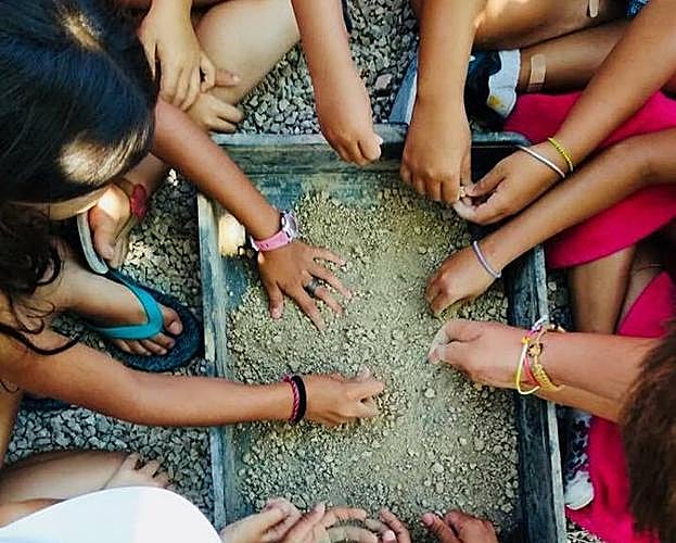 Un grupo de niños participa en un taller organizado por FDS en Fuente de Columbares. 