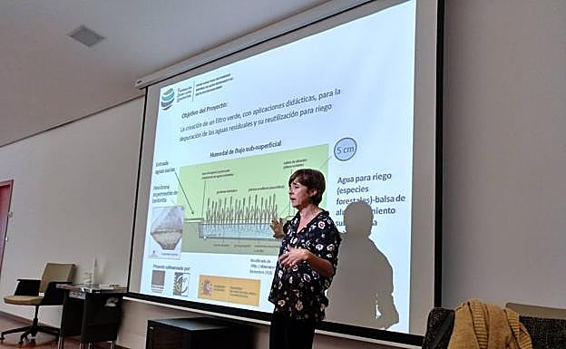 Imagen principal - La profesora de Ecología de la UMU Rosa Gómez Cerezo, ayer, durante la presentación del filtro verde. | Ciudadanos trabajan en un huerto ecológico con FDS. | Una de las actividades del proyecto Riega con el Sol.