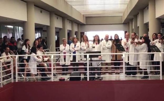 Músicos de la Orquesta Sinfónica de la Región de Murcia en el Hospital Virgen de la Arrixaca.