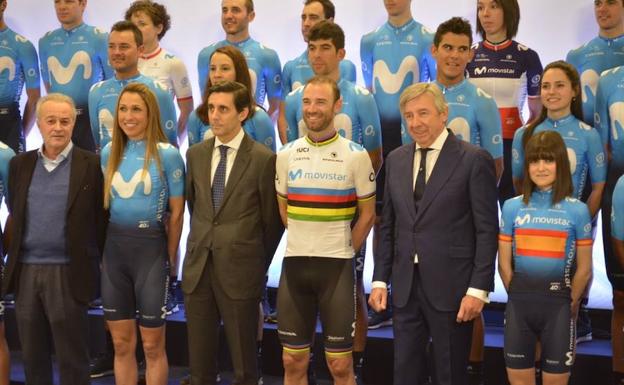 El murciano Alejandro Valverde, con el maillot arcoiris, el director del Movistar Team, Eusebio Unzué, y los ciclistas de la entidad en la presentación de la plantilla para el año 2019.
