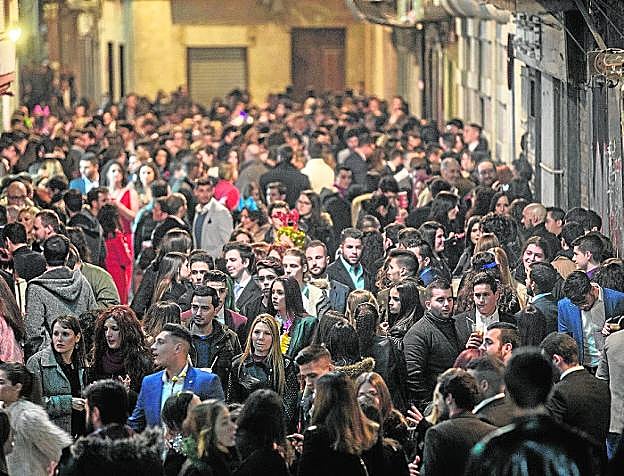 Vista de la calle del Aire, con jóvenes a las puertas de los bares, durante la pasada Nochevieja. 