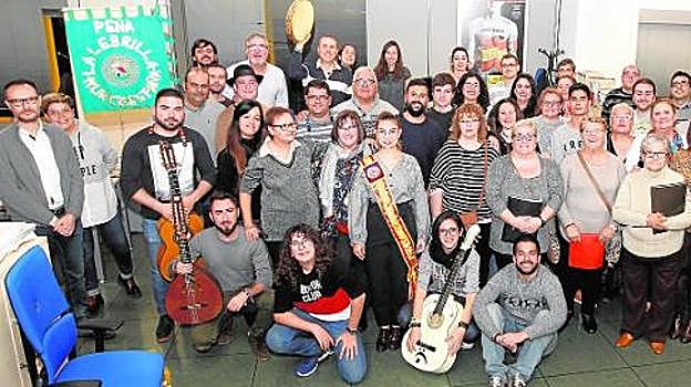  Miembros de la peña La Lebrilla, anoche, con periodistas de 'La Verdad', a quienes felicitaron la Navidad con villancicos 