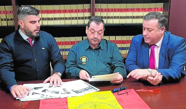 José Enrique Cuesta, flanqueado por los abogados Francisco Paterna y Carlos Bernabé, tras conocer el archivo de la causa. 