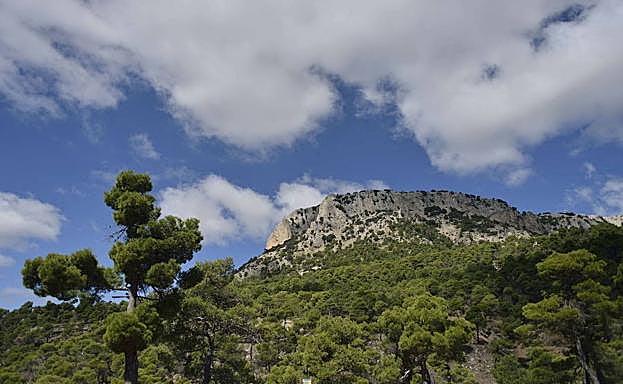 El Morrón de Totana, silueta inconfundible en la zona de cumbres del parque regional.