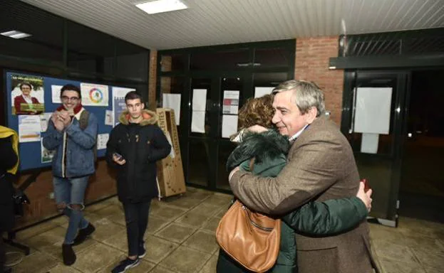 Antonio Hidalgo anoche en la Facultad de Ciencias del campus de Badajoz al conocer su victoria en la segunda y definitiva vuelta.