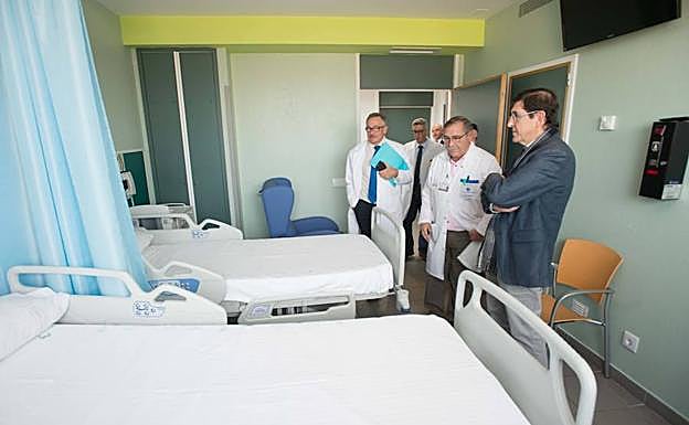 Visita del consejero de Salud, Manel Villegas, a la nueva unidad de crónicos en el Hospital Rosell.