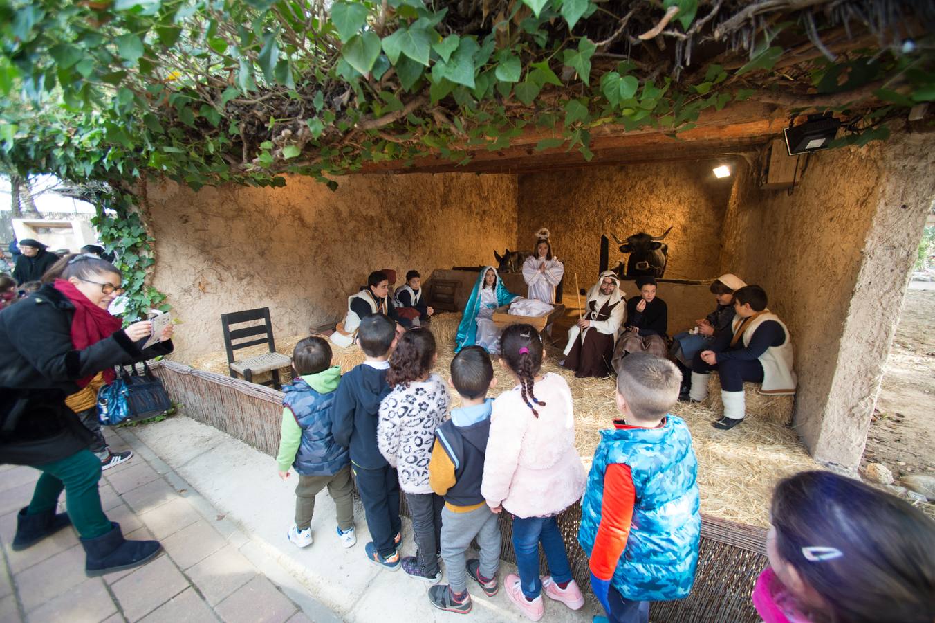 Unos 2.500 escolares de toda la Región, e incluso de provincias vecinas como Alicante, pudieron conocer ayer el belén viviente de El Raal, que montaron para la ocasión los escolares del centro Torre Teatino de la pedanía