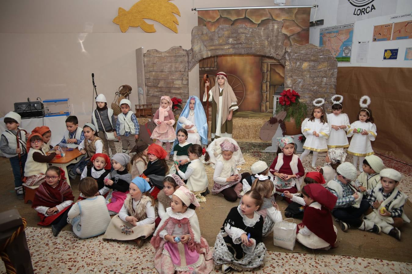 Unos cuatrocientos niños del colegio de San Francisco han recreado los principales pasajes del nacimiento de Jesús