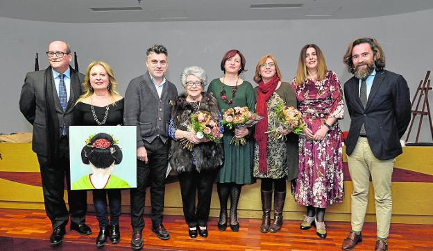 La profesora de la UMU y poeta Charo Guarino, con María Teresa Cervantes (c). 