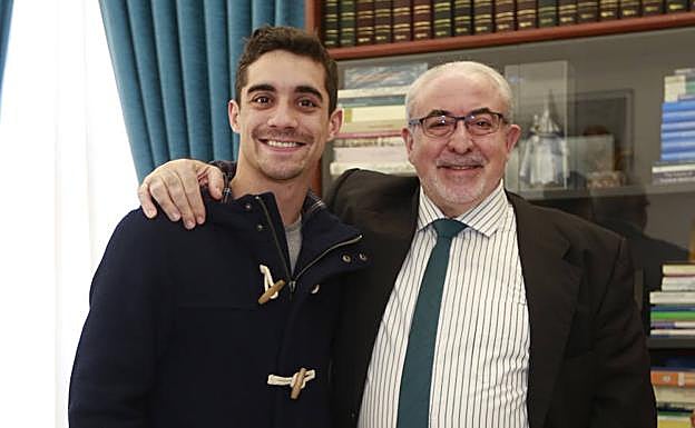El patinador Javier Fernández y el presidente de la UCAM, José Luis Mendoza.