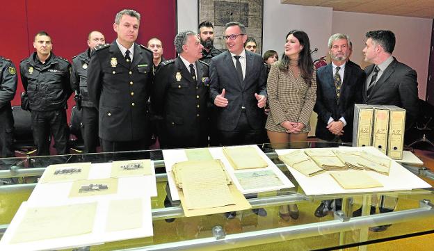 Miguel Marcos, Cirilo Durán, Diego Conesa, Miriam Guardiola, Rafael Fresneda y Juan Antonio Lorca durante la presentación ayer del material incautado. Detalle de una carta de Azorín dirigida a De la Cierva. Estado en el que los agentes encontraron el importante archivo. 