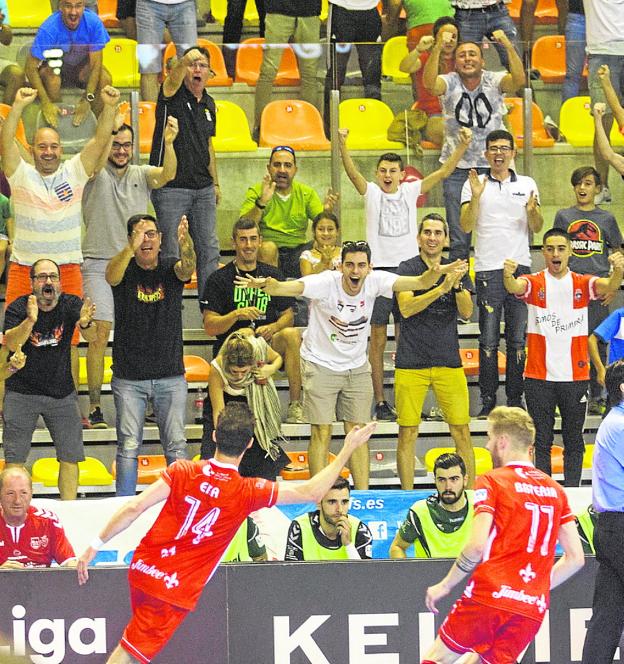 El público celebra con el brasileño Eka un gol ante Osasuna.
