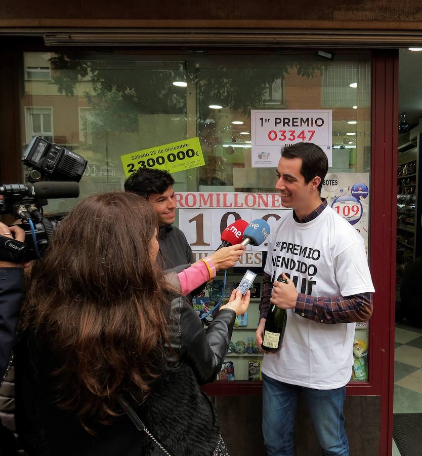 El hijo del titular del establecimiento autorizado de lotería de la avenida Santa Marina, de Badajoz, Álvaro Martínez, atiende a la prensa tras conocer que ha repartido 800.000 euros al vender dos décimos del Gordo.