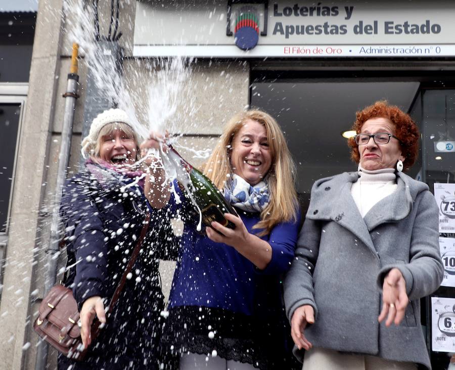 Las propietarias de la administración de Lotería número 0 de Santiago de Compostela festejan el haber dado por terminal un décimo del 3347 que ha sido el número agraciado con el primer premio.