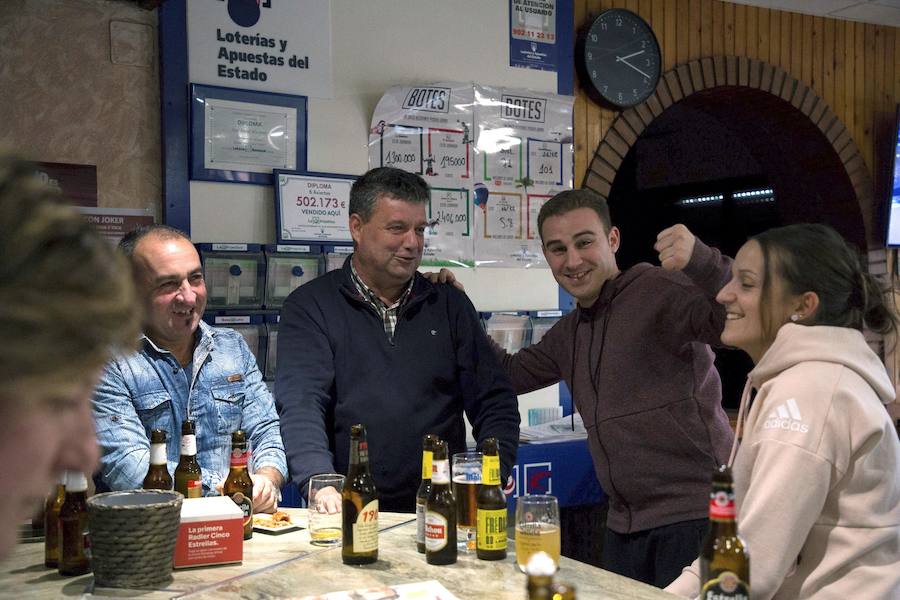 Vecino agraciados con parte del gordo de la lotería Nacional, celebran su premio en Quiruelas de Vidriales, Zamora.