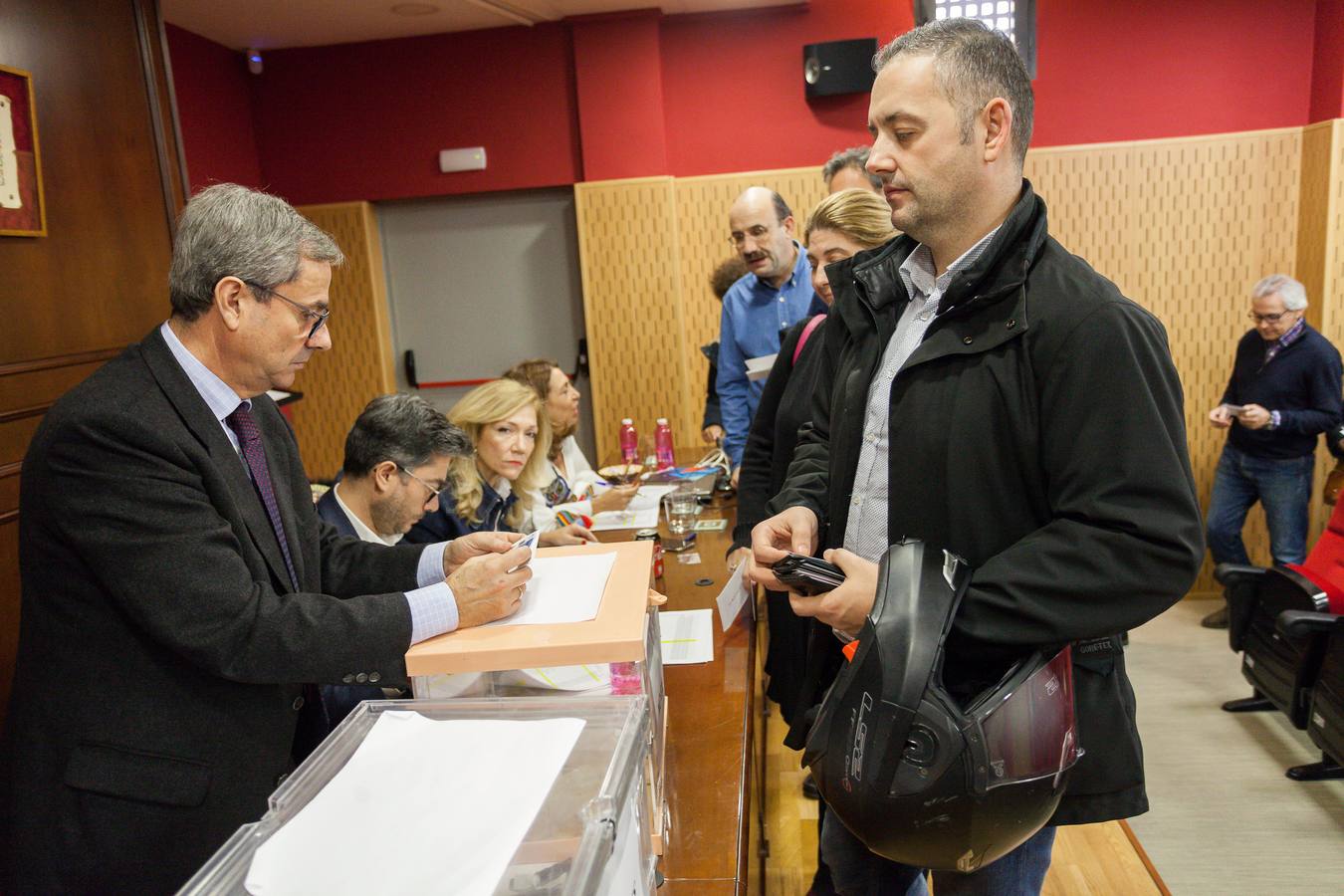 La comprobación del sufragio por correo prolongó el recuento, que se preveía rápido, hasta más alla de la media noche