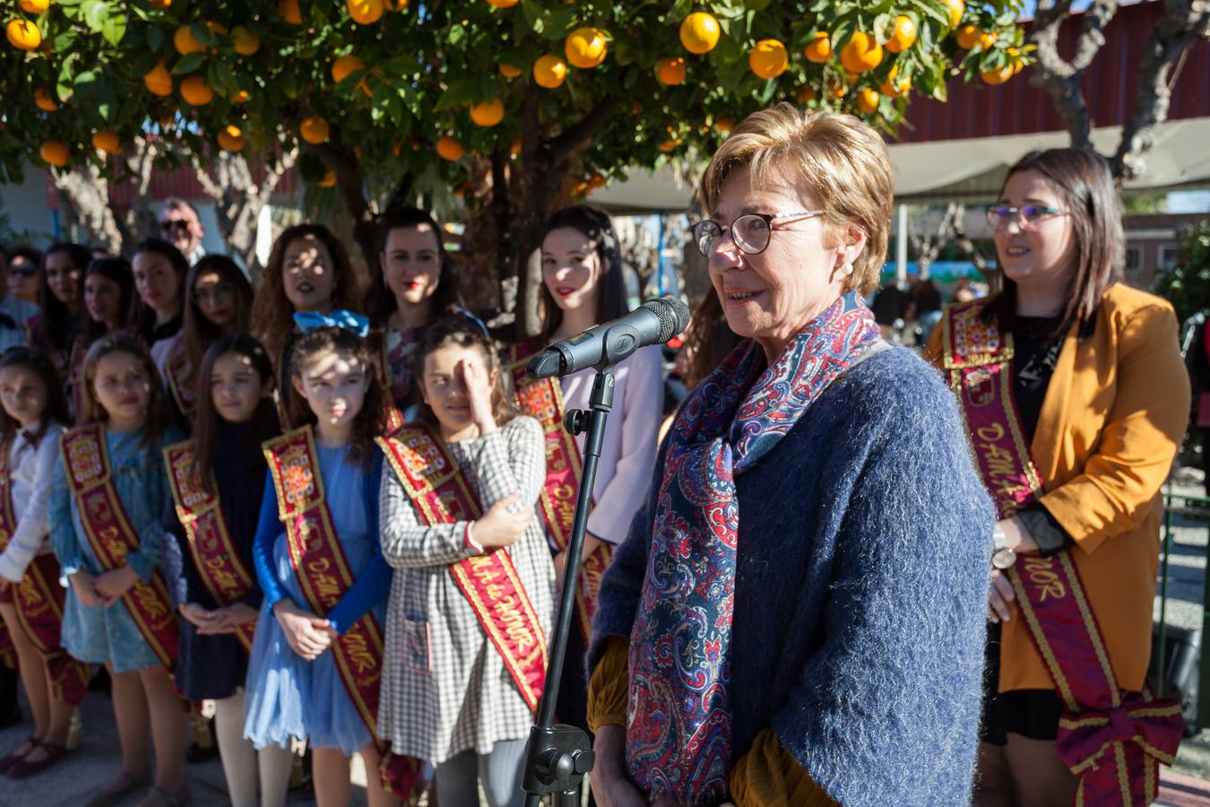 El presidente de la Federación de Peñas y las Reinas de la Huerta inauguraron el montaje navideño en su sede.