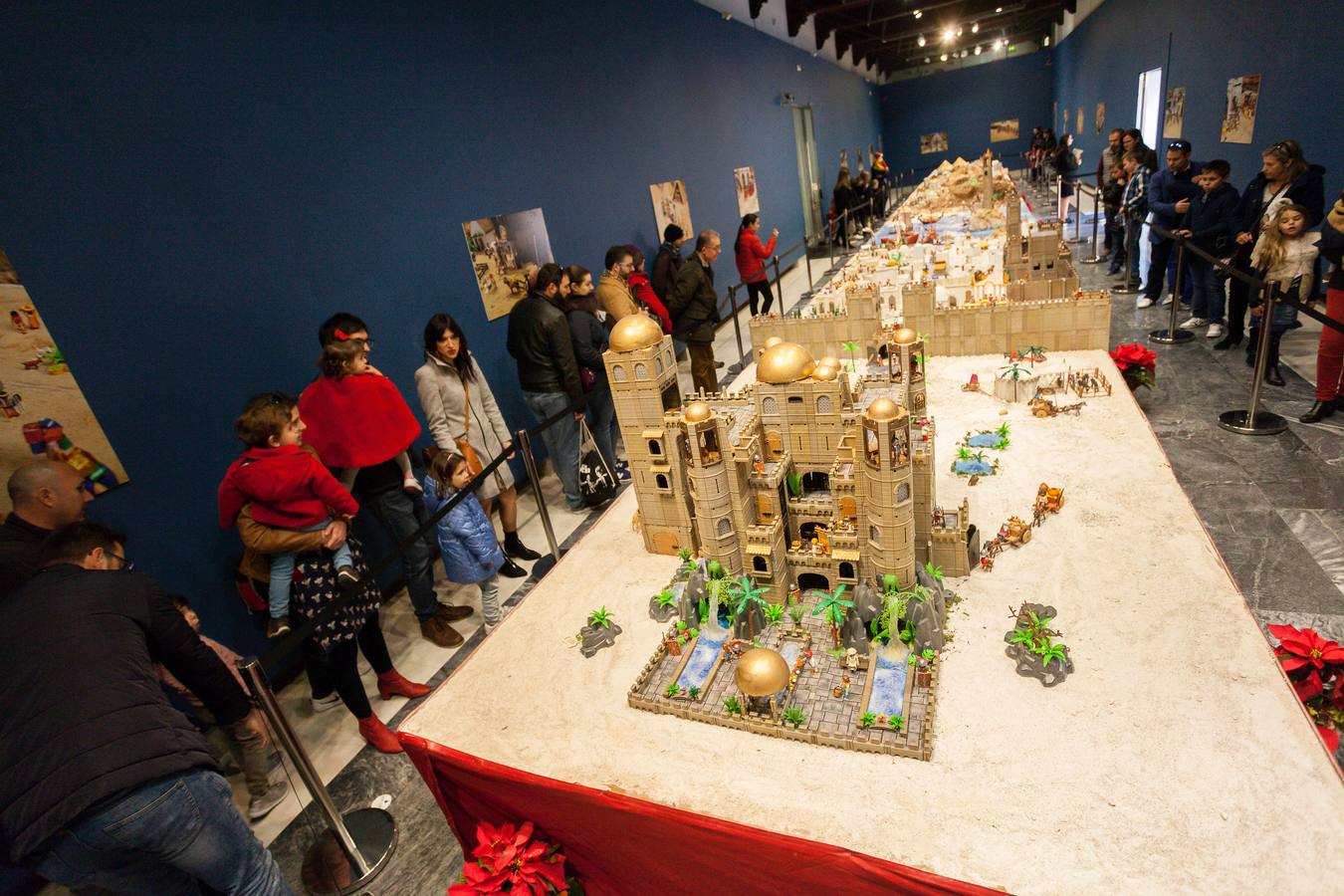 Uno de los belenes más curiosos y disfrutado por los niños es el del Centro Cultural Las Claras, con los muñecos de Playmobil. Tiene 350 metros cuadrados y 3.000 piezas.