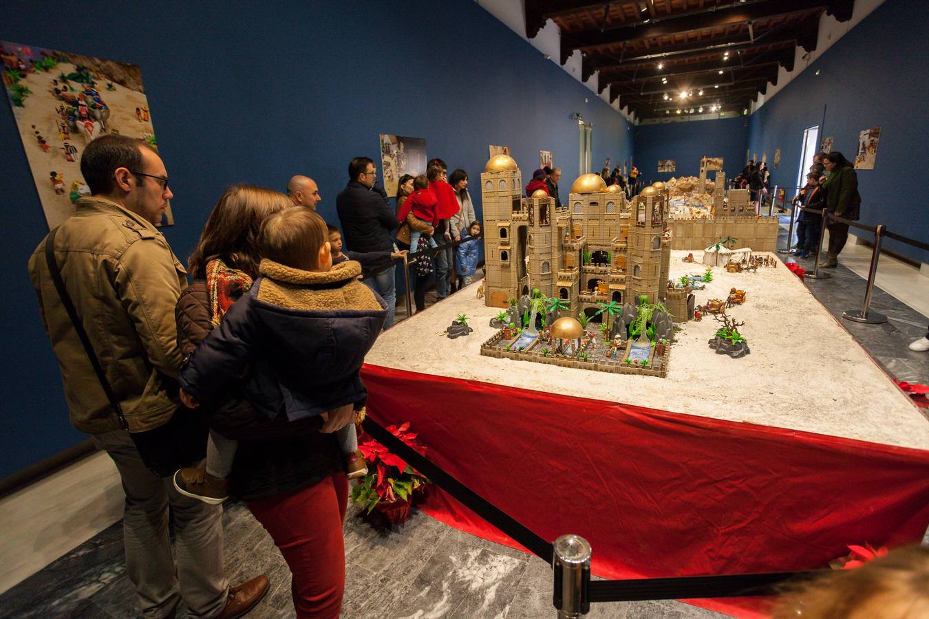 Uno de los belenes más curiosos y disfrutado por los niños es el del Centro Cultural Las Claras, con los muñecos de Playmobil. Tiene 350 metros cuadrados y 3.000 piezas.