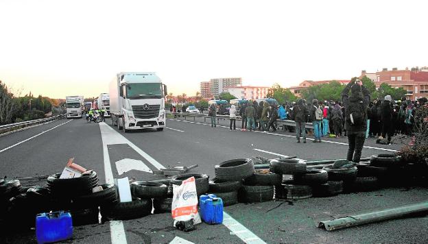 Camiones atrapados, ayer, por las protestas de los activistas catalanes en la AP-7. 