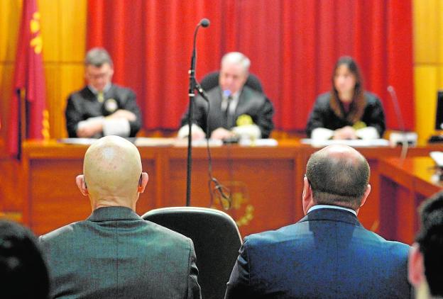 Los magistrados Álvaro Castaño, José Luis García y María Antonia Martínez Noguera, al fondo, situados frente al arquitecto Martín Lejarraga y al expresidente murciano Pedro Antonio Sánchez. 