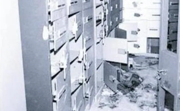 Las cajas de seguridad forzadas en el Banco Popular de Yecla. 