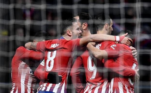 Los jugadores del Atlético celebran el gol de Griezmann. 