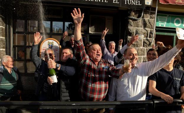 Clientes de un bar de Llodio celebran uno de los premios.