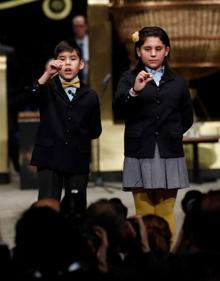 Imagen secundaria 2 - Celebraciones en las administraciones de Pedreguer, Castellbisbal y los niños que han cantado el segundo premio.