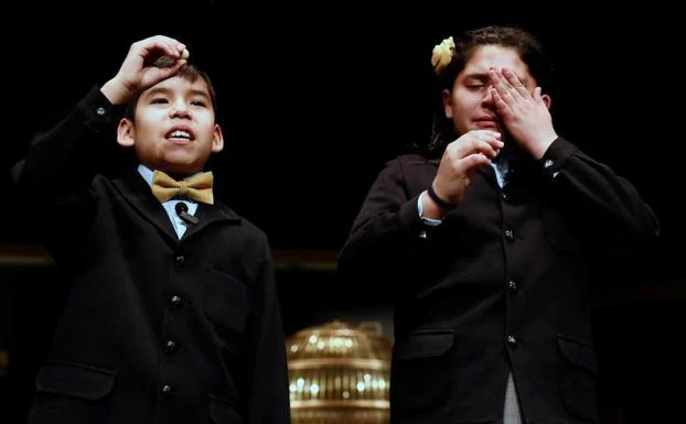 Los niños que han cantado los tres primeros grandes premios de la mañana.