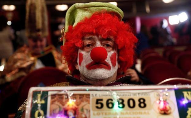 Un hombre disfrazado de payaso en el Teatro Real de Madrid durante el sorteo.