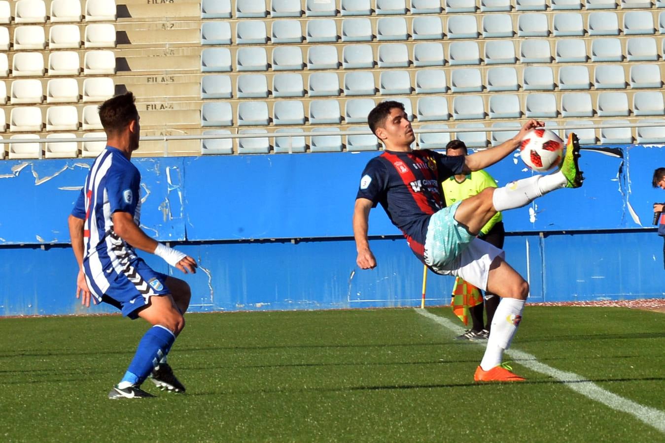 Los lorquinos se adelantaron al poco de que comenzara el segundo periodo, con un gol de Gerard Artigas