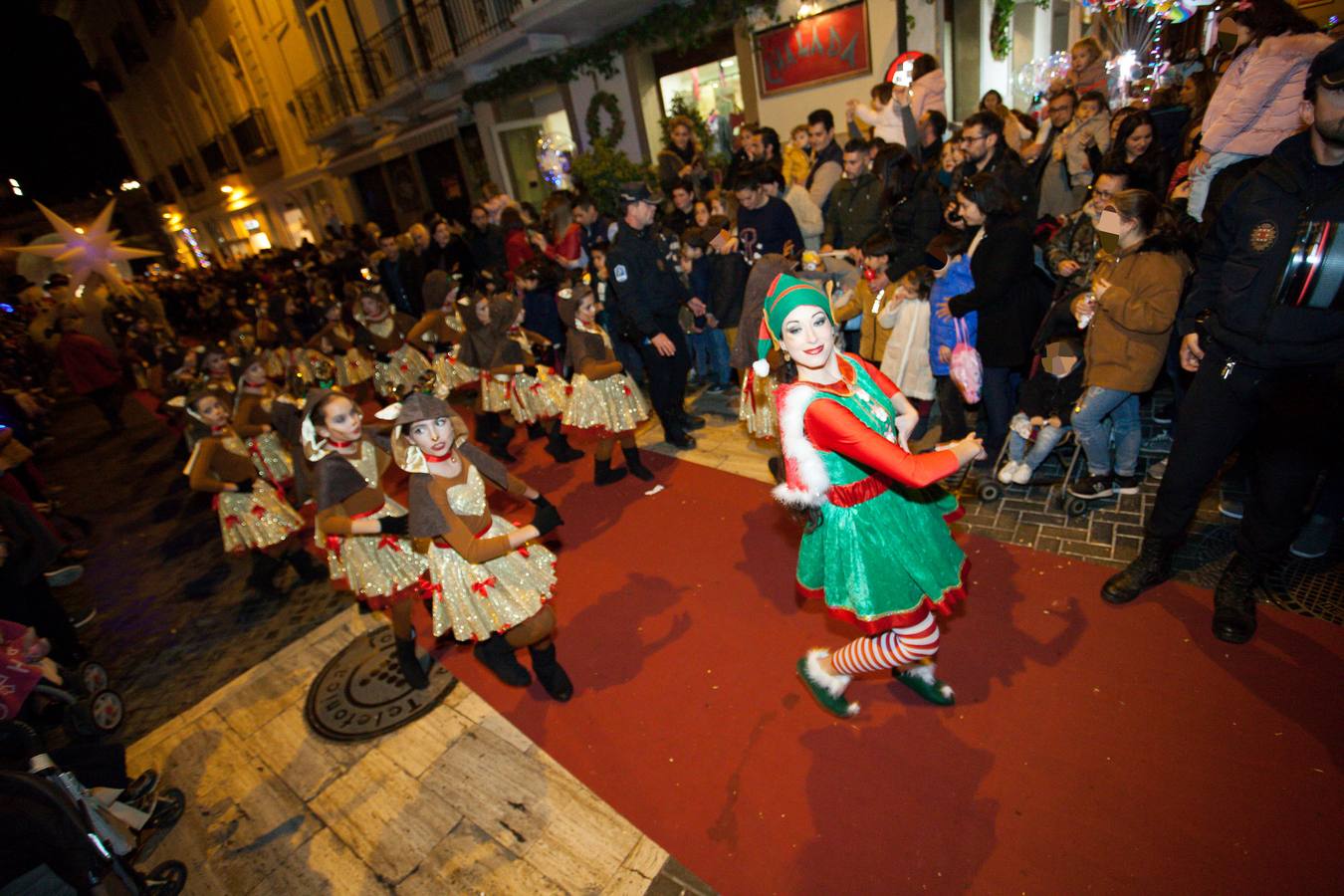 Un ballet de renos, estrellas, zancudos y elfos le recibió en la plaza de Belluga