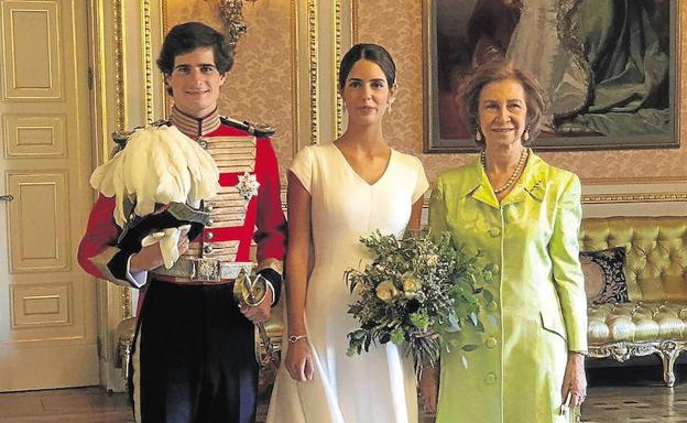 Fernando Fitz-James Stuart, Sofía Palazuelo y la reina Sofía posan el día del enlace.