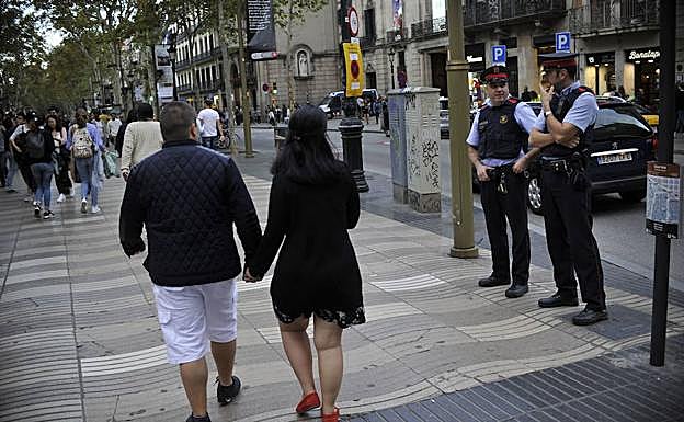 Una patrulla de los Mossos vigila la zona de las Ramblas.