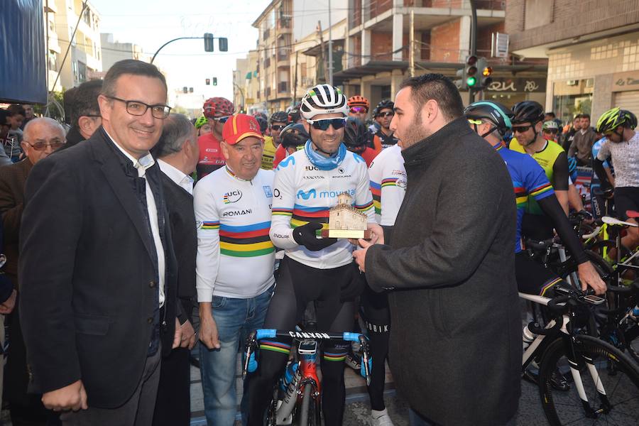 Valverde se formó en el equipo Azulejo J. Ramos de este núcleo de población en el que ha firmado una gran cantidad de autógrafos y se ha fotografiado con todas las personas que se lo han pedido.